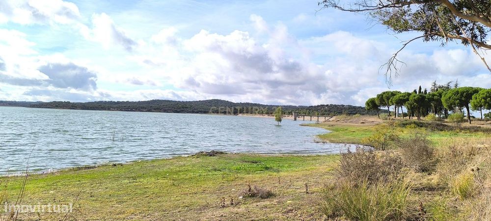 Moradia tradicional alentejana remodelada, com piscina de água salgada