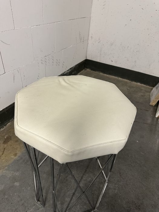 Taboret skorzany biały