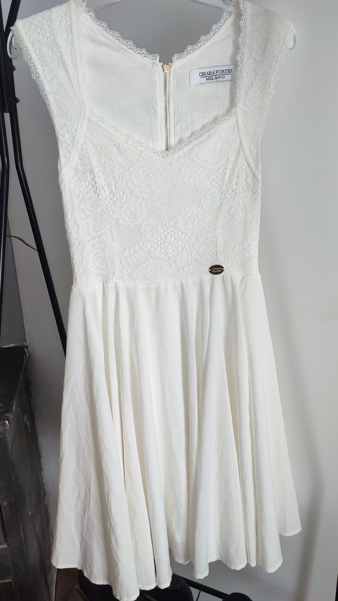 Piękna biała koronkowa sukienka Chiara Forthi S