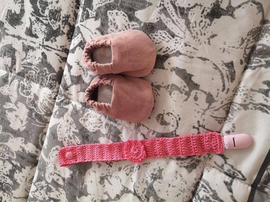 Sapatinhos + prendedor de chupetas