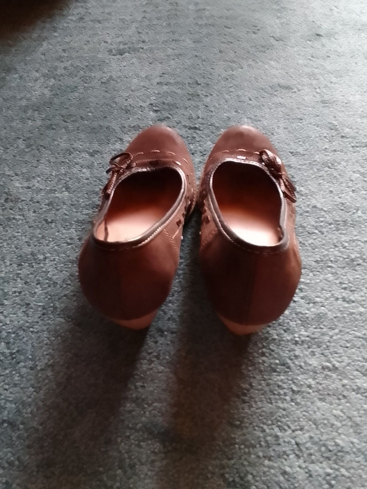 Skórzane buty na obcasie Lasocki