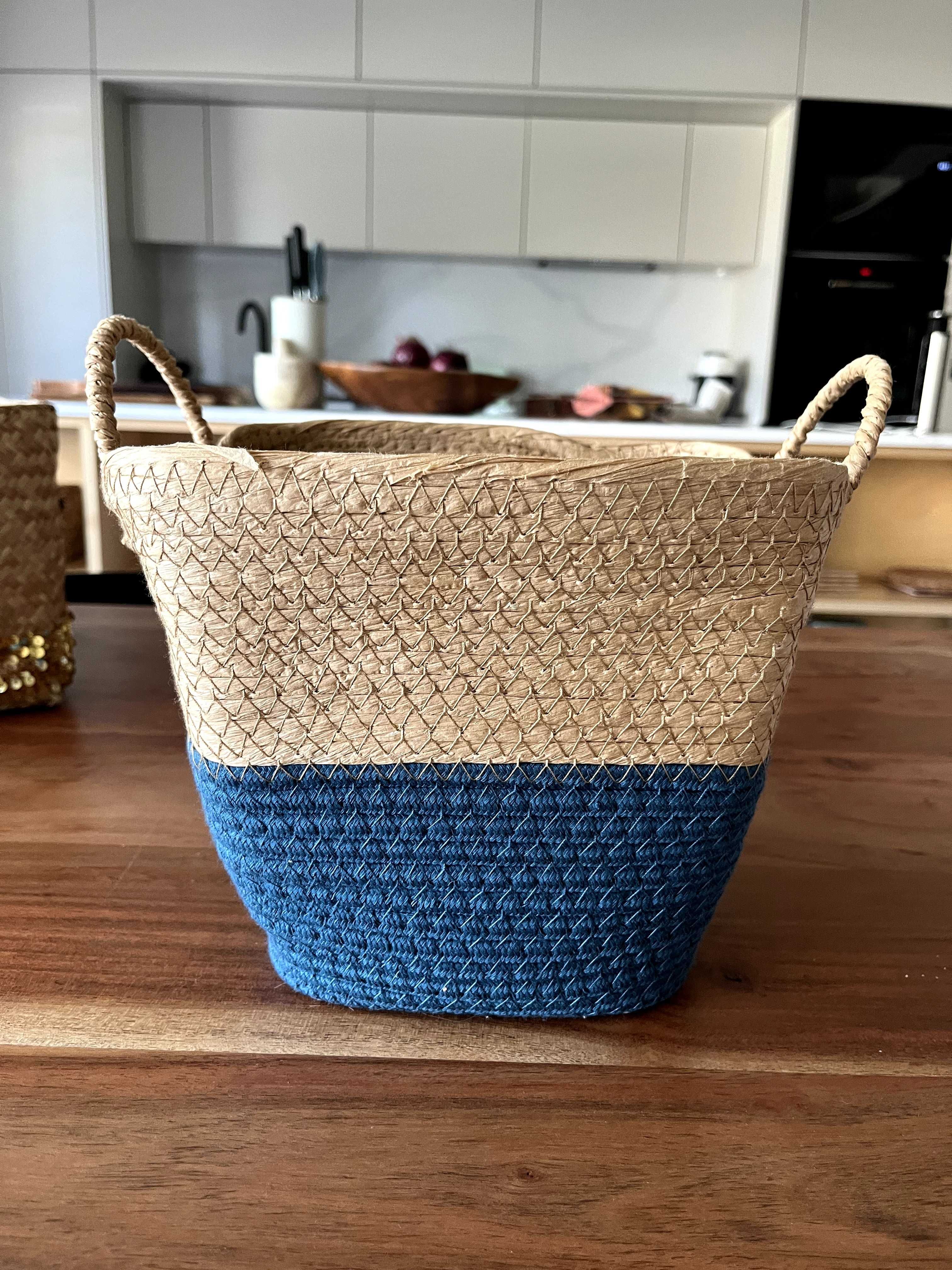 Arrumação de vime entrançado em estilo vintage, decoração