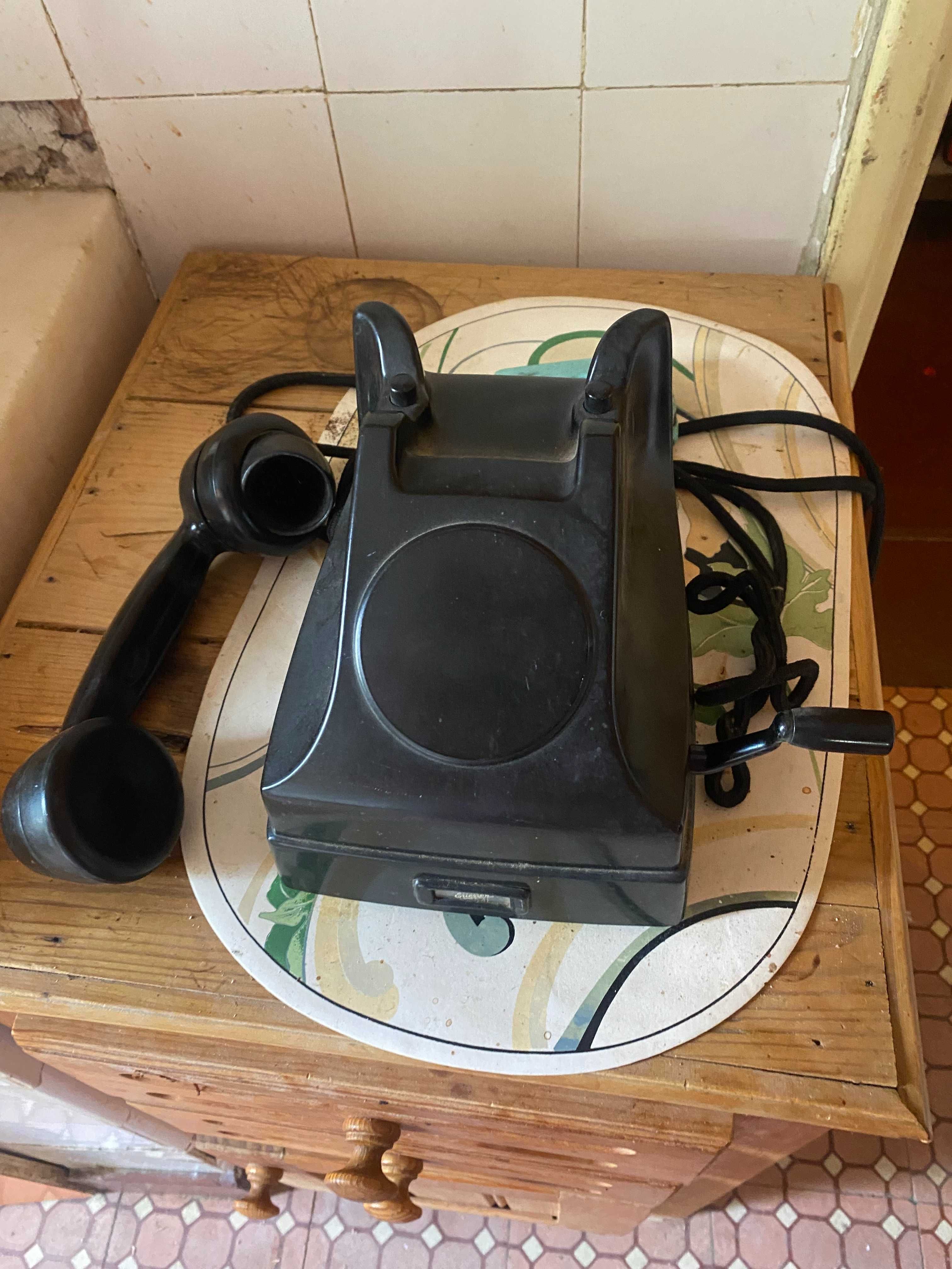 Telefone antigo com manivela