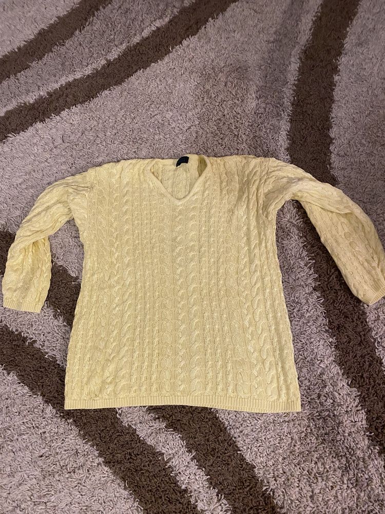 Lśniący żółty sweterek