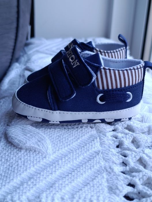 Sapatinho azul e branco para bebé