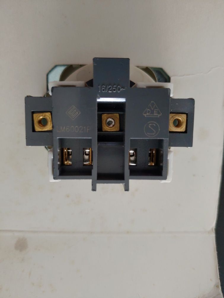 Tomada Schuko 16V 2P + T
