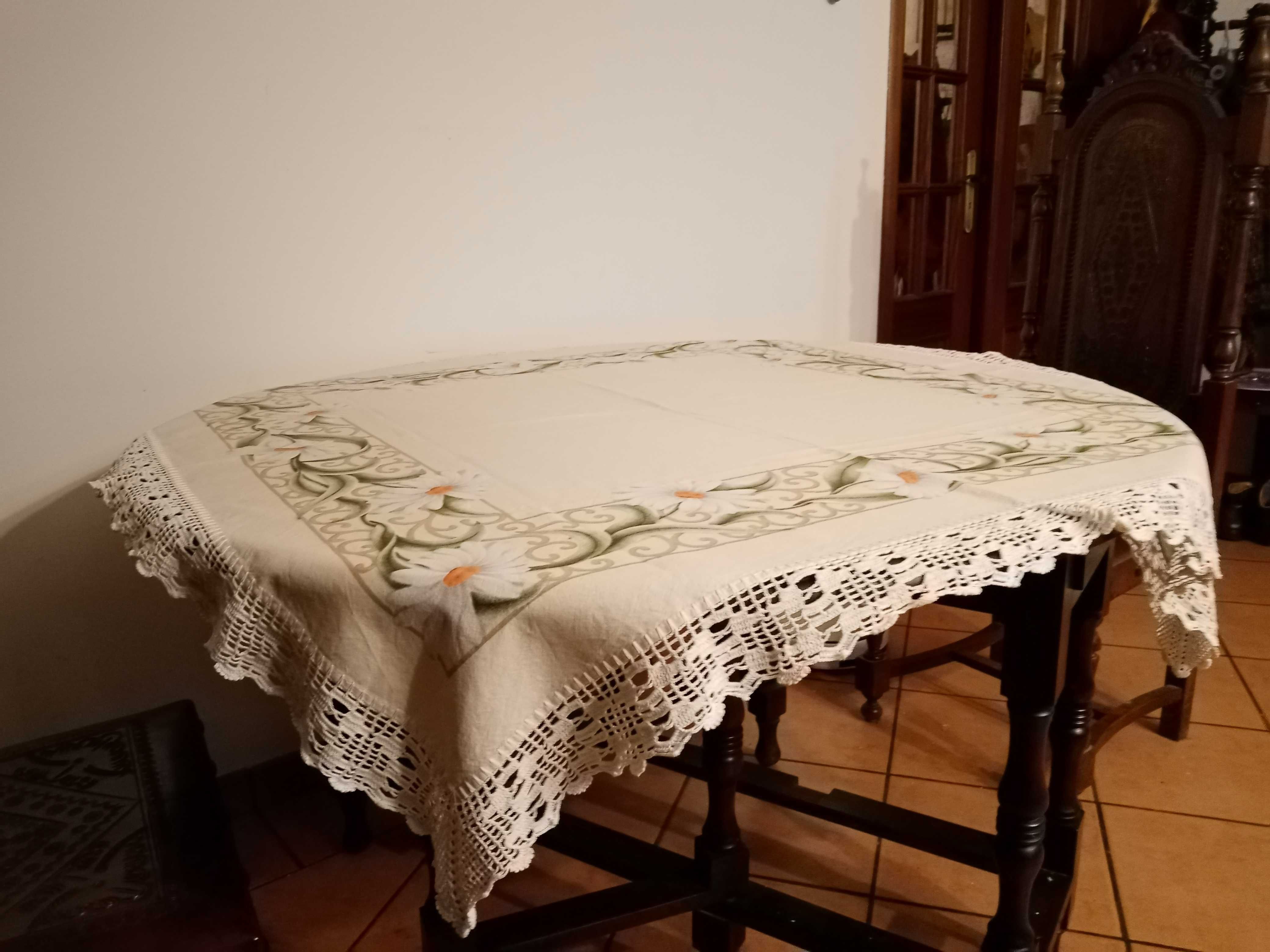 Toalha de mesa, com picô em renda