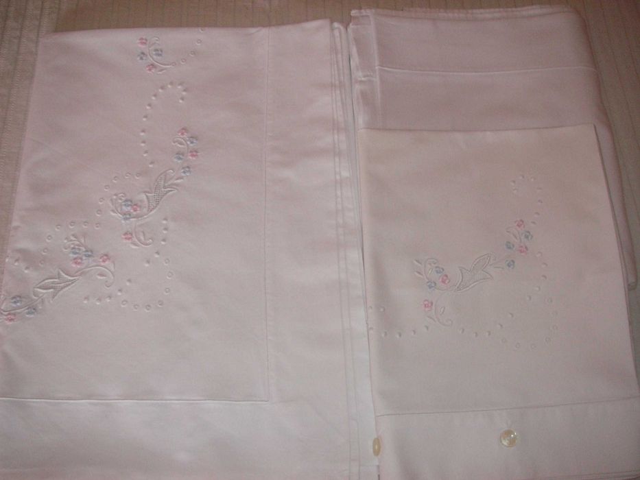 Lençóis Branco Bordado à Mão Branco, Rosa e Azul ( Impecável )
