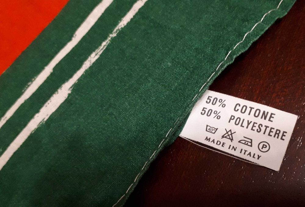 ozdobny obrus świąteczny z choinkami