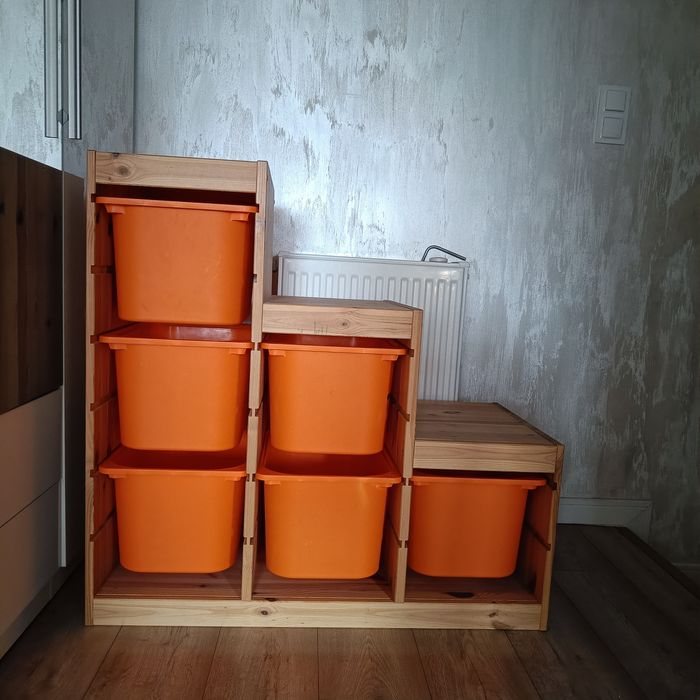 Regał trofast z pojemnikami