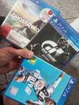 PS 4 com jogos e comandos