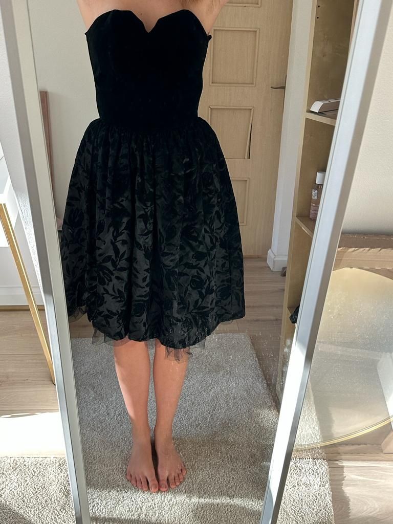 Elegancaka czarna sukienka