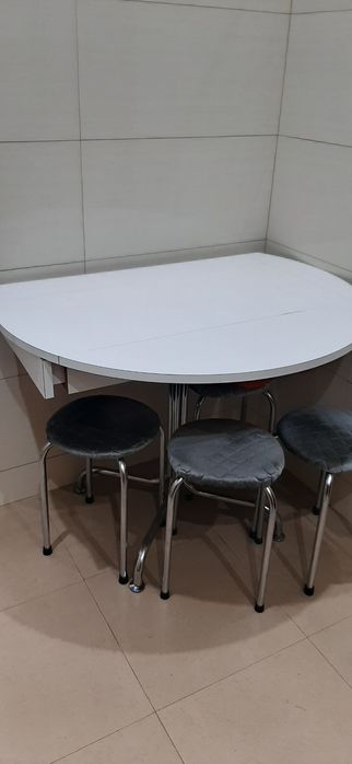 Mesa de cozinha em branco