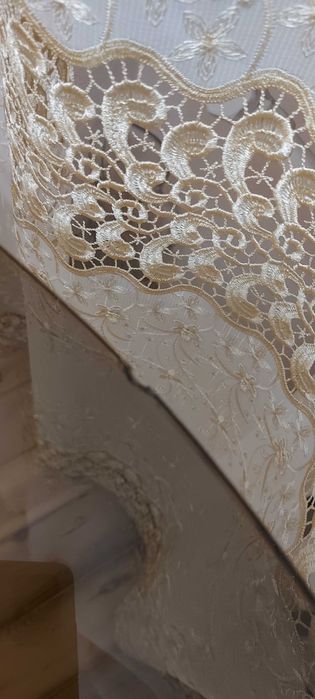 Стол стеклянный,круглый.Подарок скатерть.