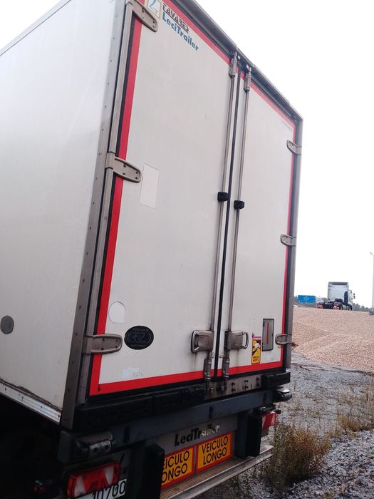 Semi reboque (Box) em excelente estado