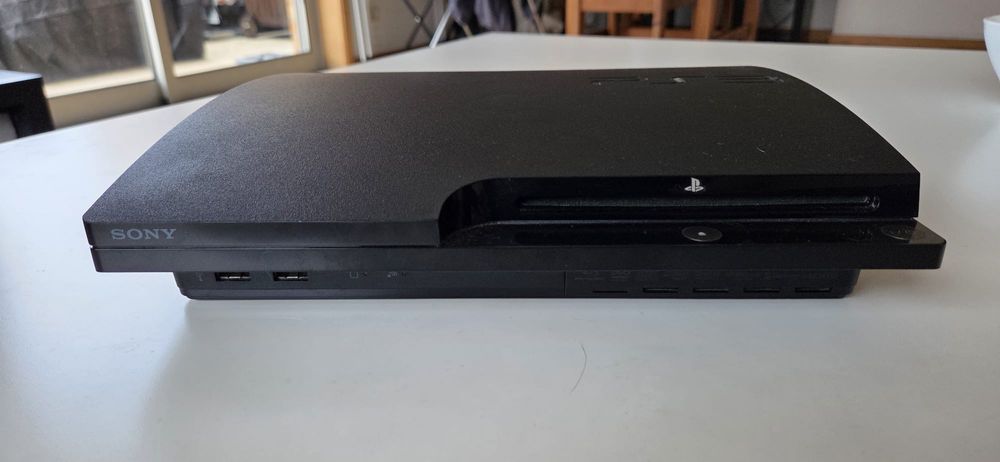 PS3 com drive de DVD + cmd Sony DualShock e DualShock univ. + 6 jogos