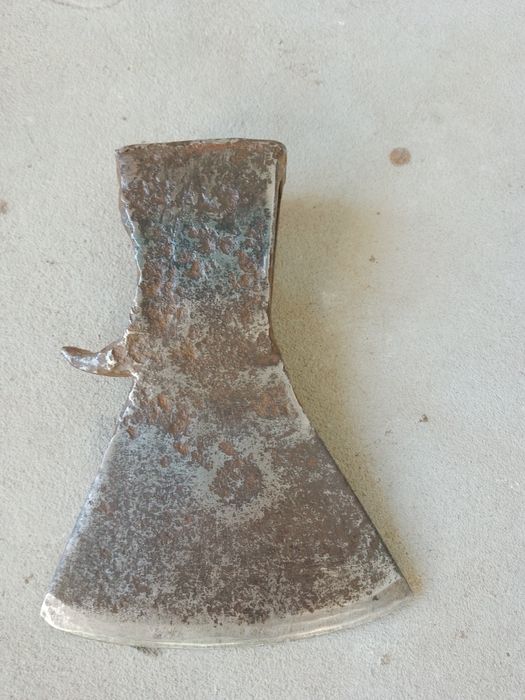 Сокира міцної ковки