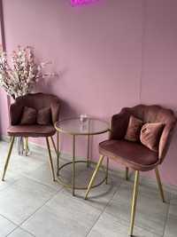 Krzesła muszelka różowe i stolik kawowy