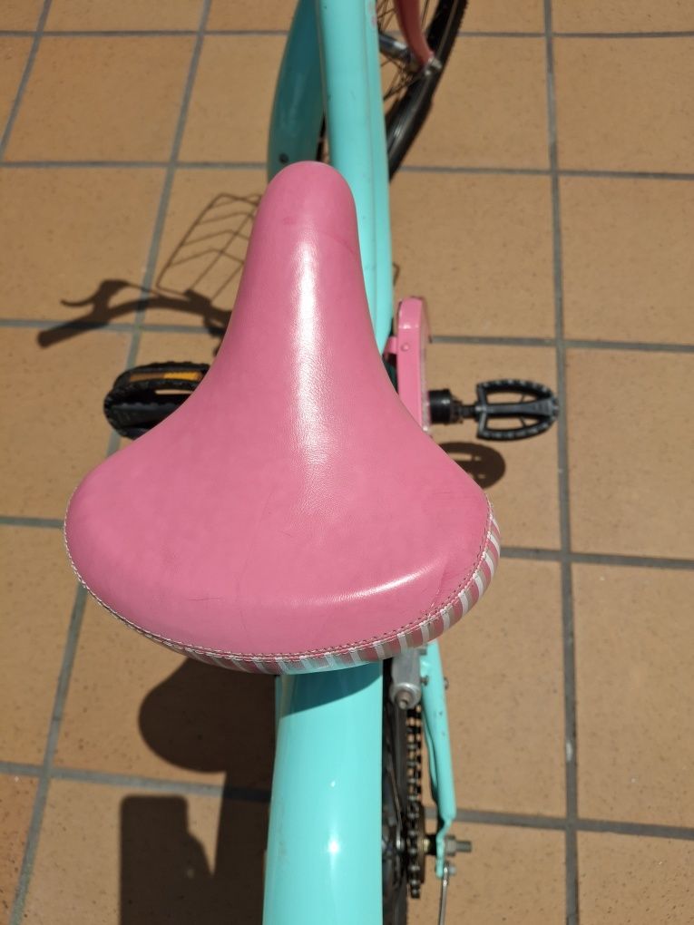 Bicicleta de menina com cesto
