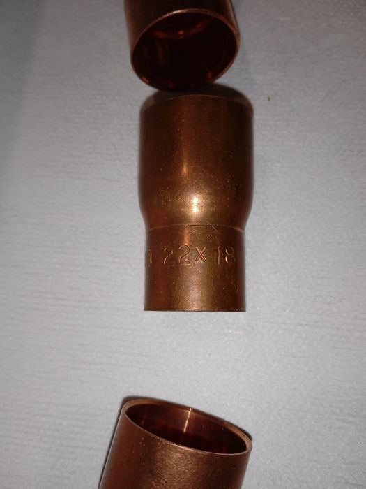 Фітинги мідні для з'єднання труб.