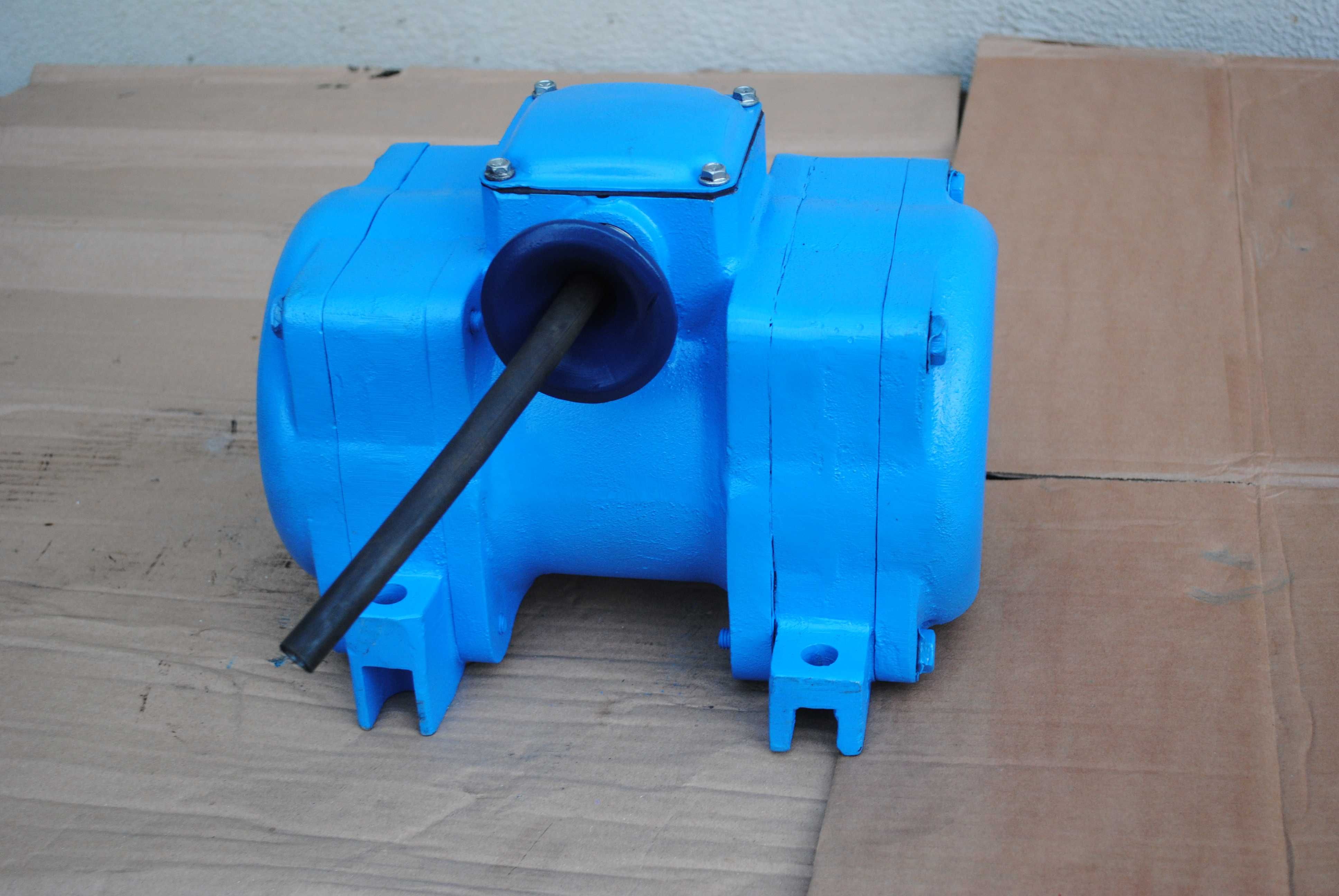 Wibrator elektrowibrator INDUKTA 0.85KW 2900 obr/min PRL zabytek
