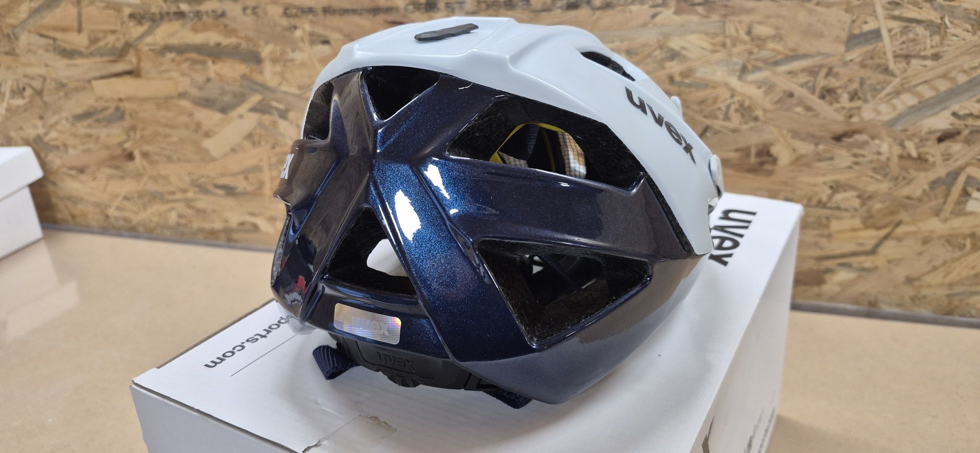 Kask Uvex Quatro cc Mips. Rozmiar 52-57cm.