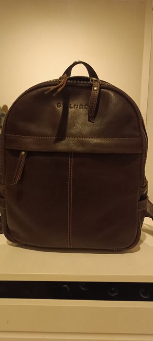 Mochila em pele usada uma única vez