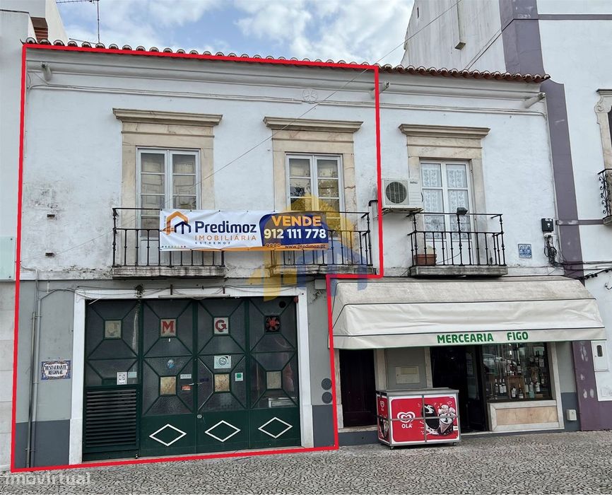 Prédio com habitação e serviços, no centro de Estremoz