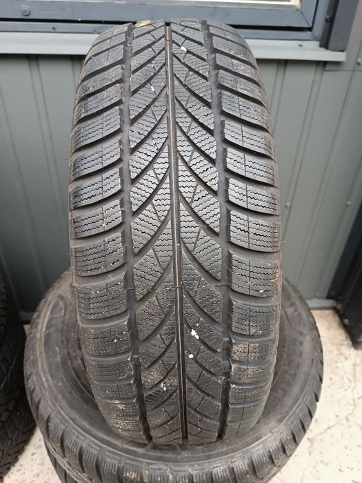 Зимові шини 225/60/16 102H Maxxis ArcticTrekker 2023