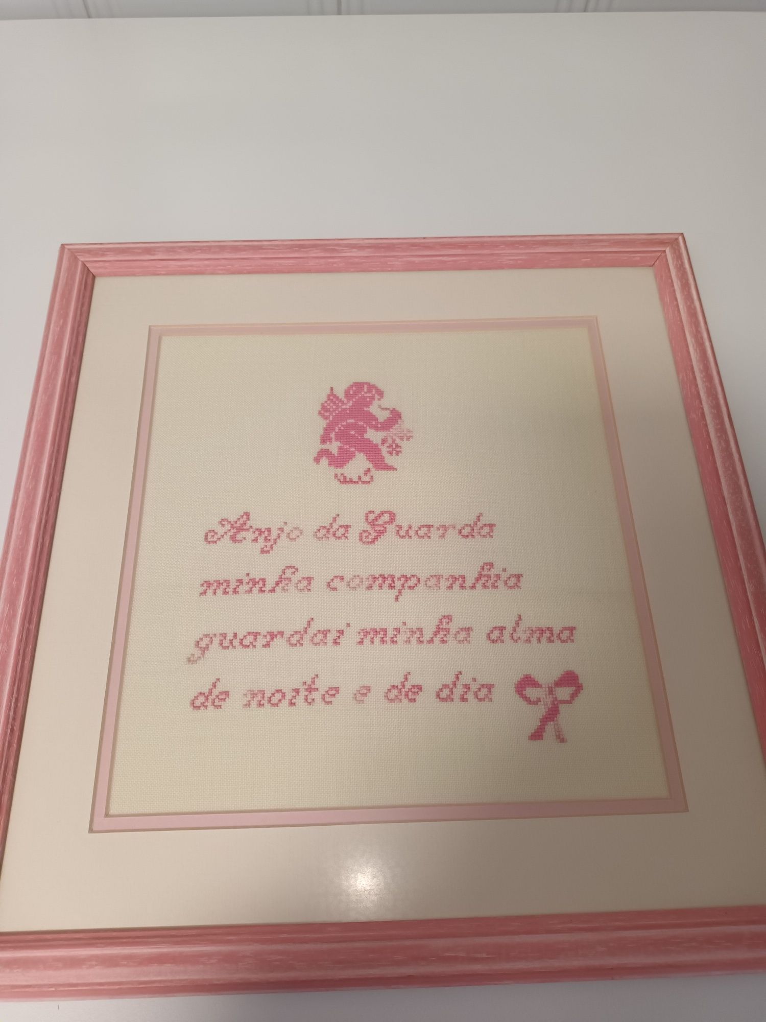 Quadro em rosa bordado à mão com a oração do anjo da guarda.