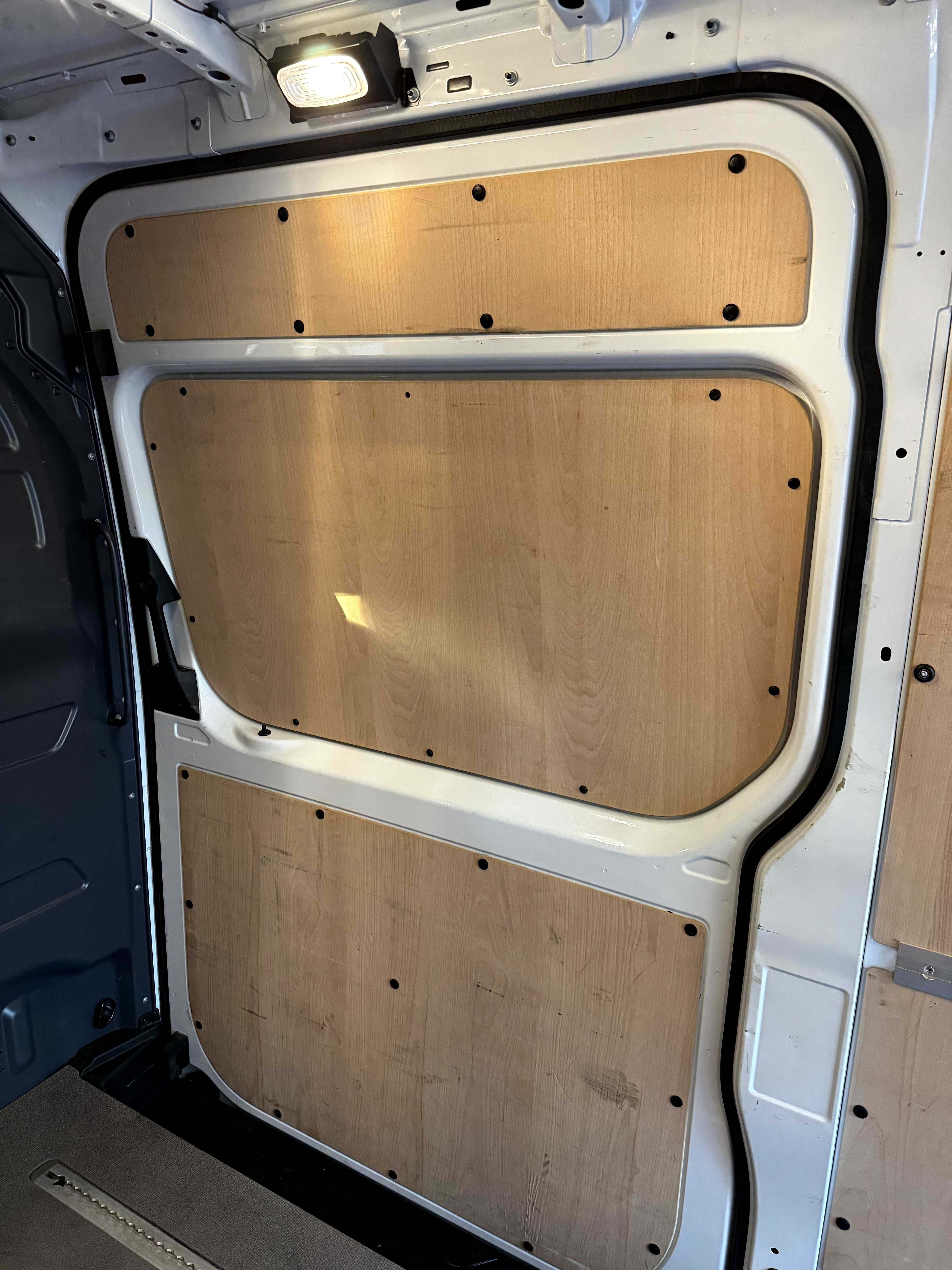 Oryginalna zabudowa paki Mercedes Sprinter 907 -podłoga, ściany, szyny