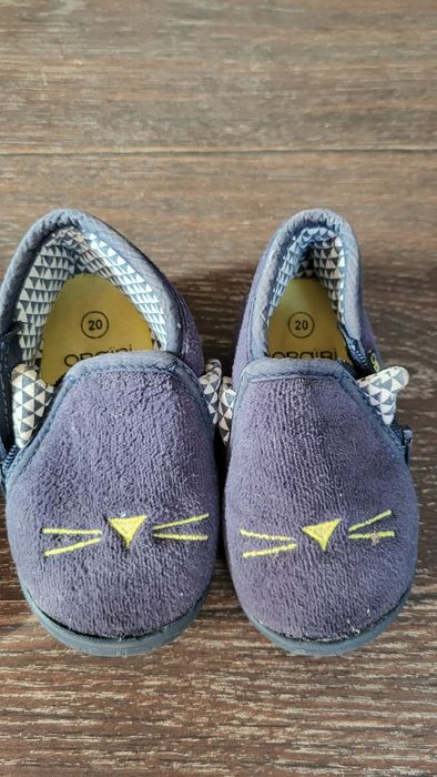 Продам сині кросівки Nike, кімнатні тапочки 20 та 21 розмір