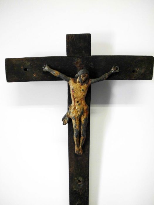 antigo crucifixo em madeira - com caveira na base - Cristo em metal