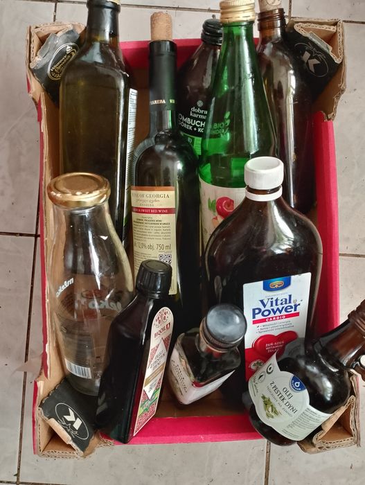 Butelki z ciemnego szkła oraz słoiki  do zapraw  o róznej pojemnościi