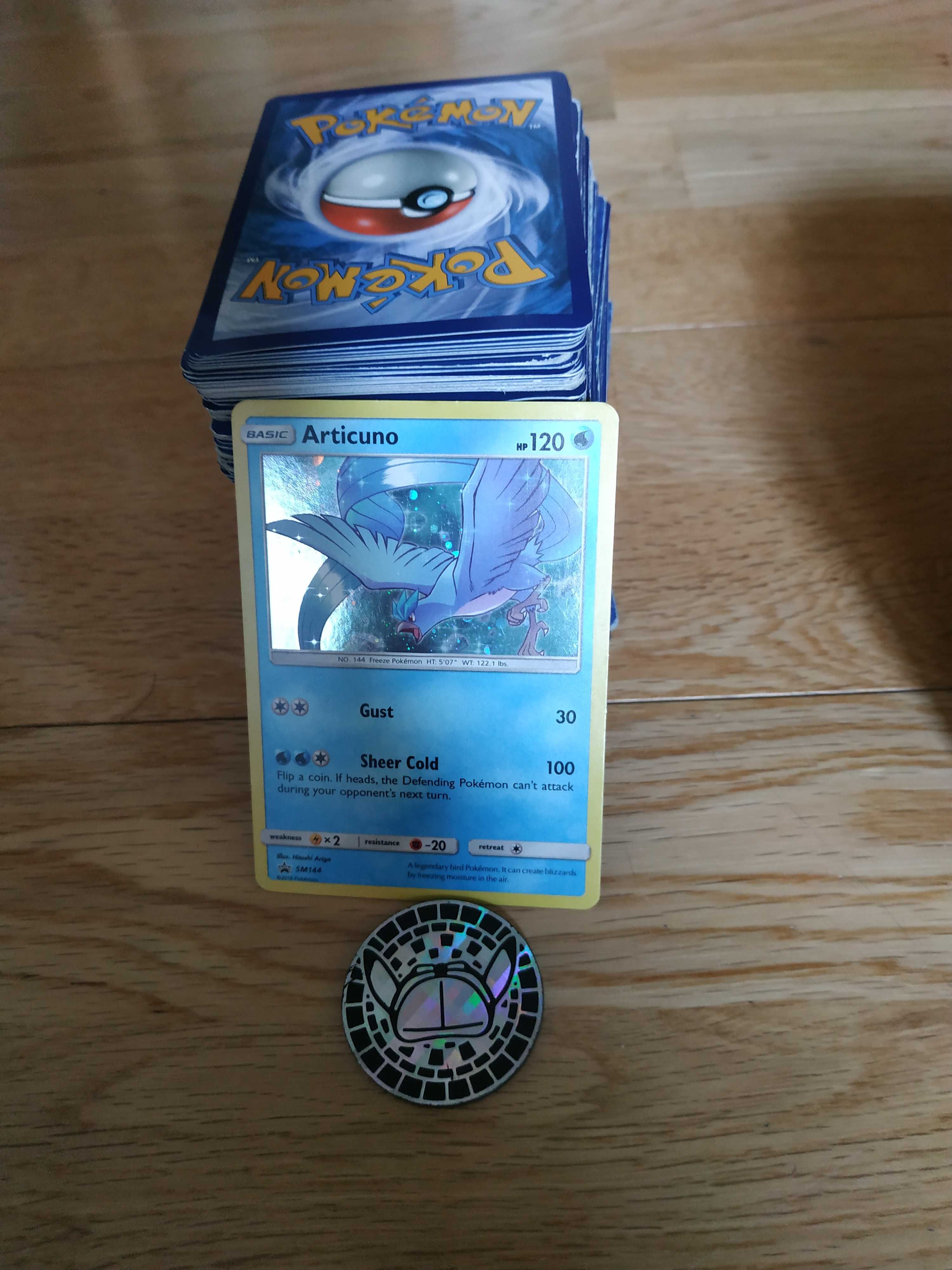 Conjunto de 230 cartas pokemon + caixa pokemon + medalhão pokemon