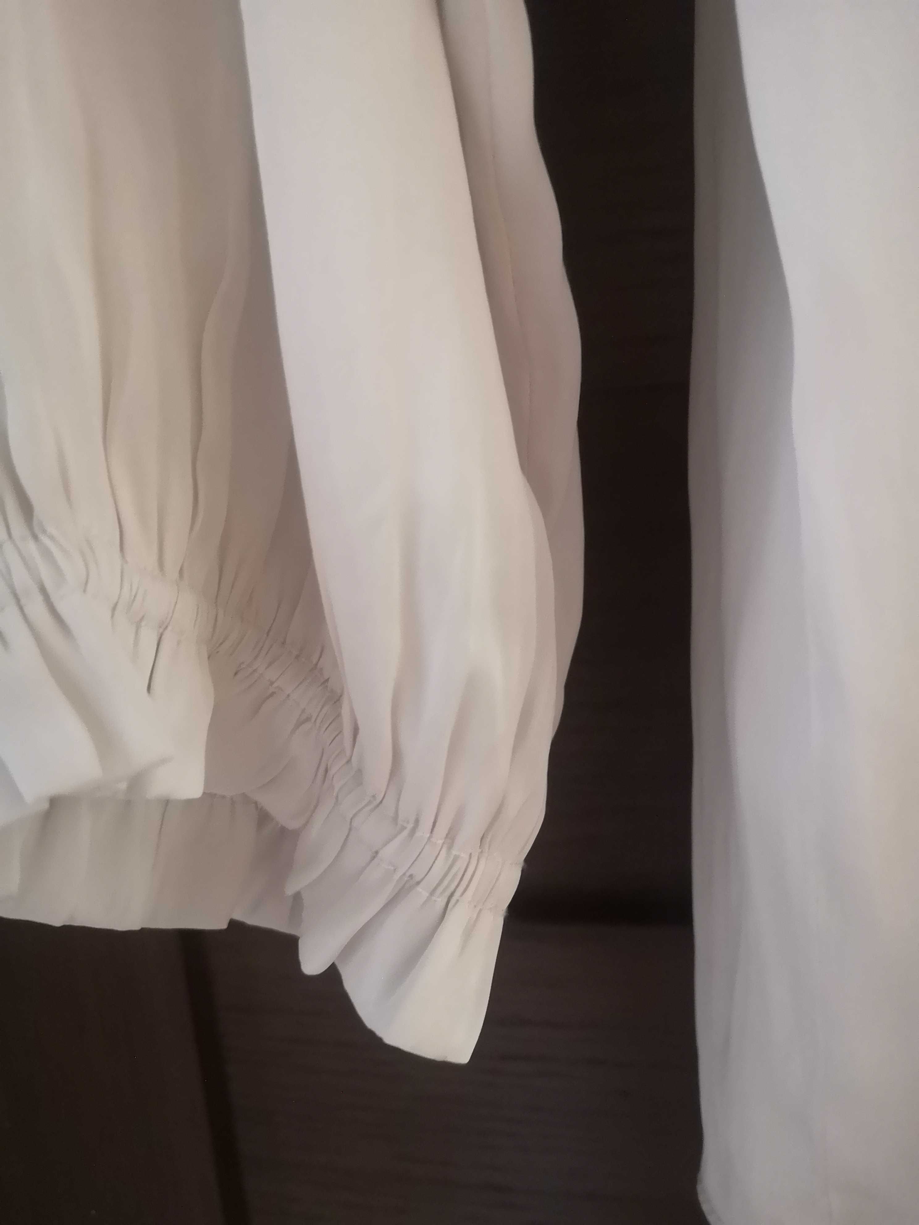 Kremowa bluzka, elegancka, z materiału przypominającego jedwab
