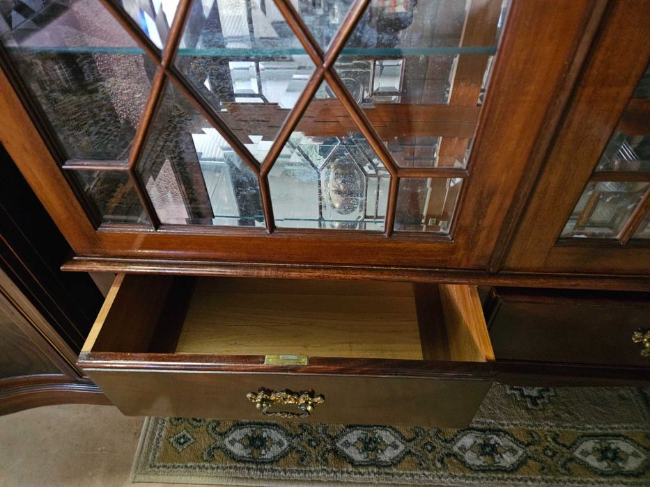 Cristaleira antiga em óptimo estado geral