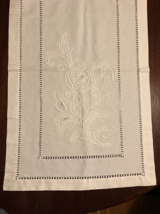 Caminho de mesa em linho branco bordado