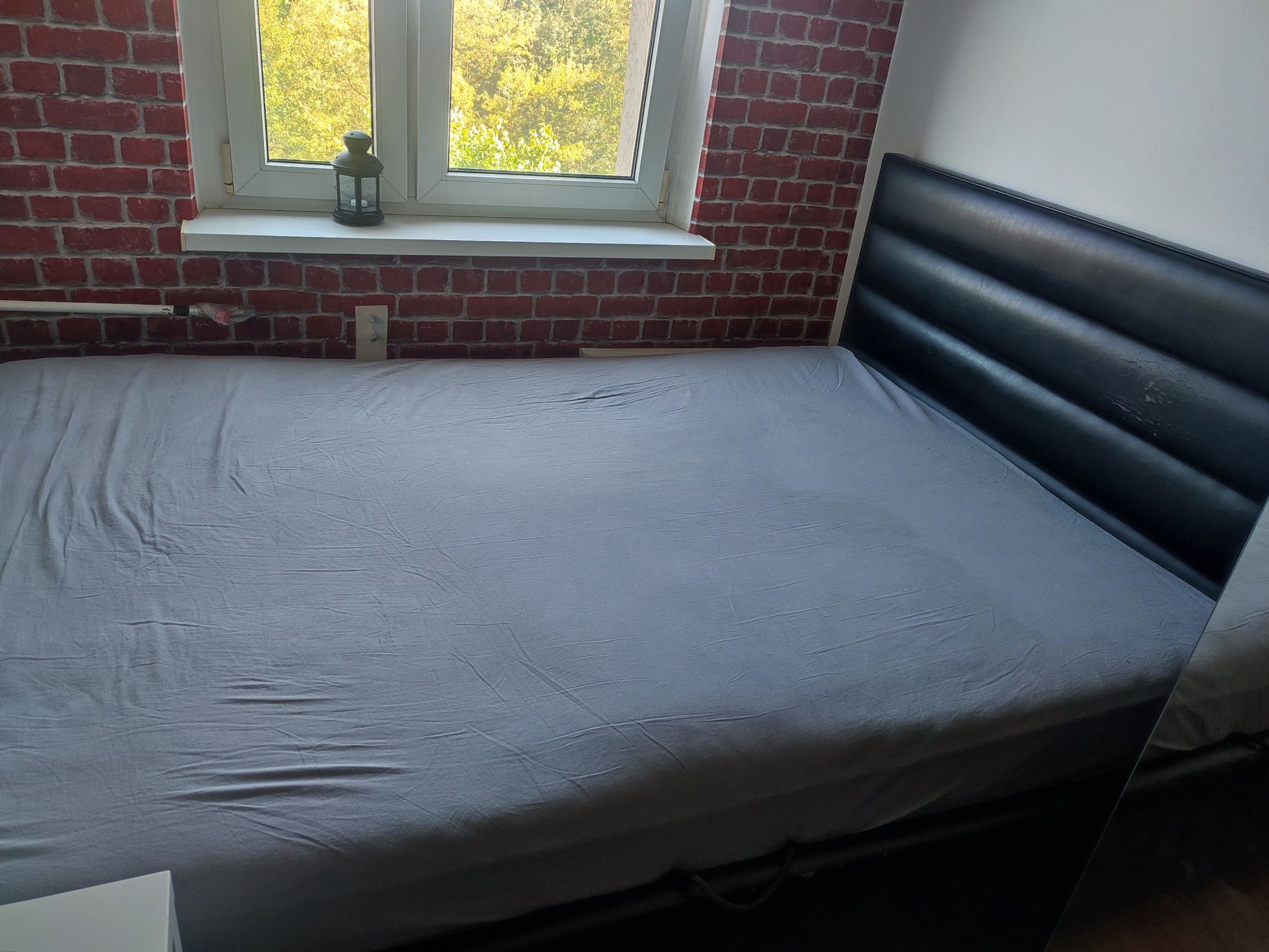 Łóżko na materac 140x200 czarna eko-skóra z pojemnikiem i stelażem