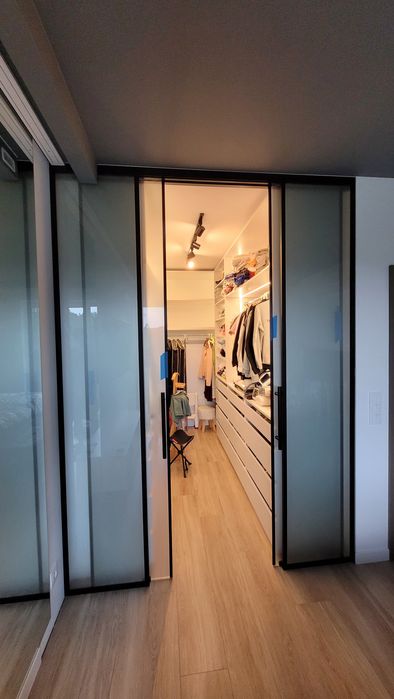 Drzwi szklane, loftowe, przesuwne w czarnych ramkach na wymiar