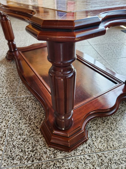 Mesa centro em madeira com tampo de granito