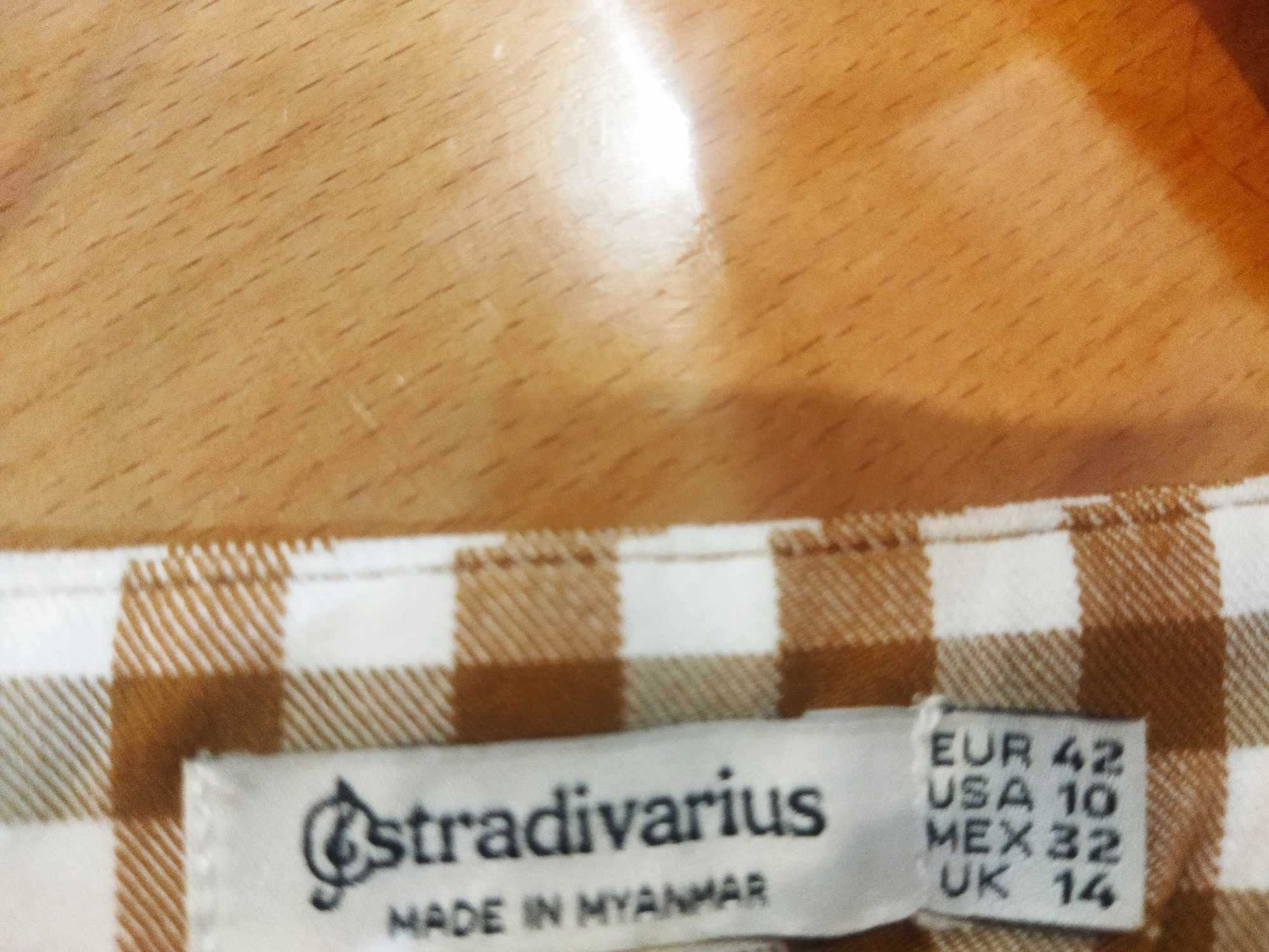 Spodnie typu chinosy. Stradivarius