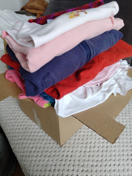 Karton ubrań dla dziewczynki