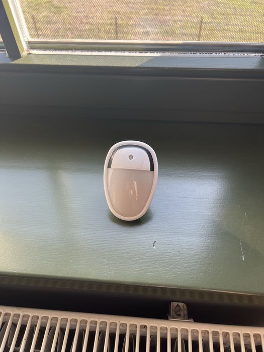 Lampka nocna swiecaca na niebiesko.