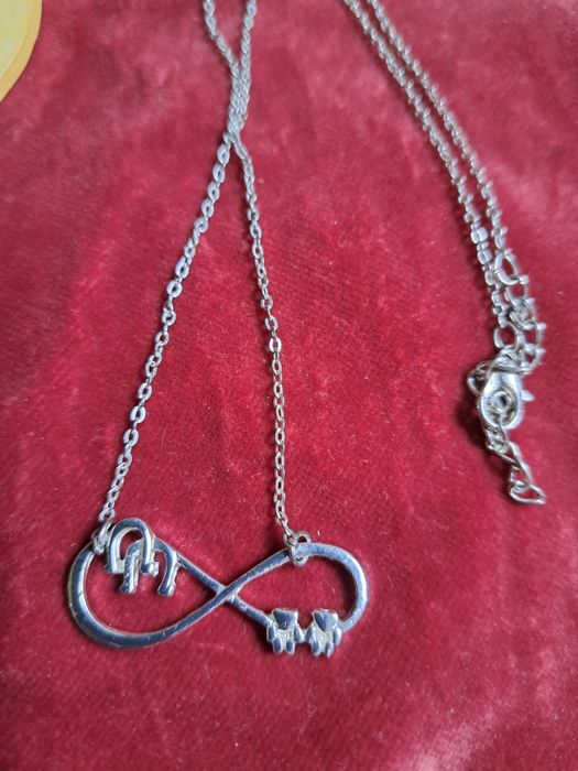 Zestaw biżuterii różnej kolczyki naszyjniki