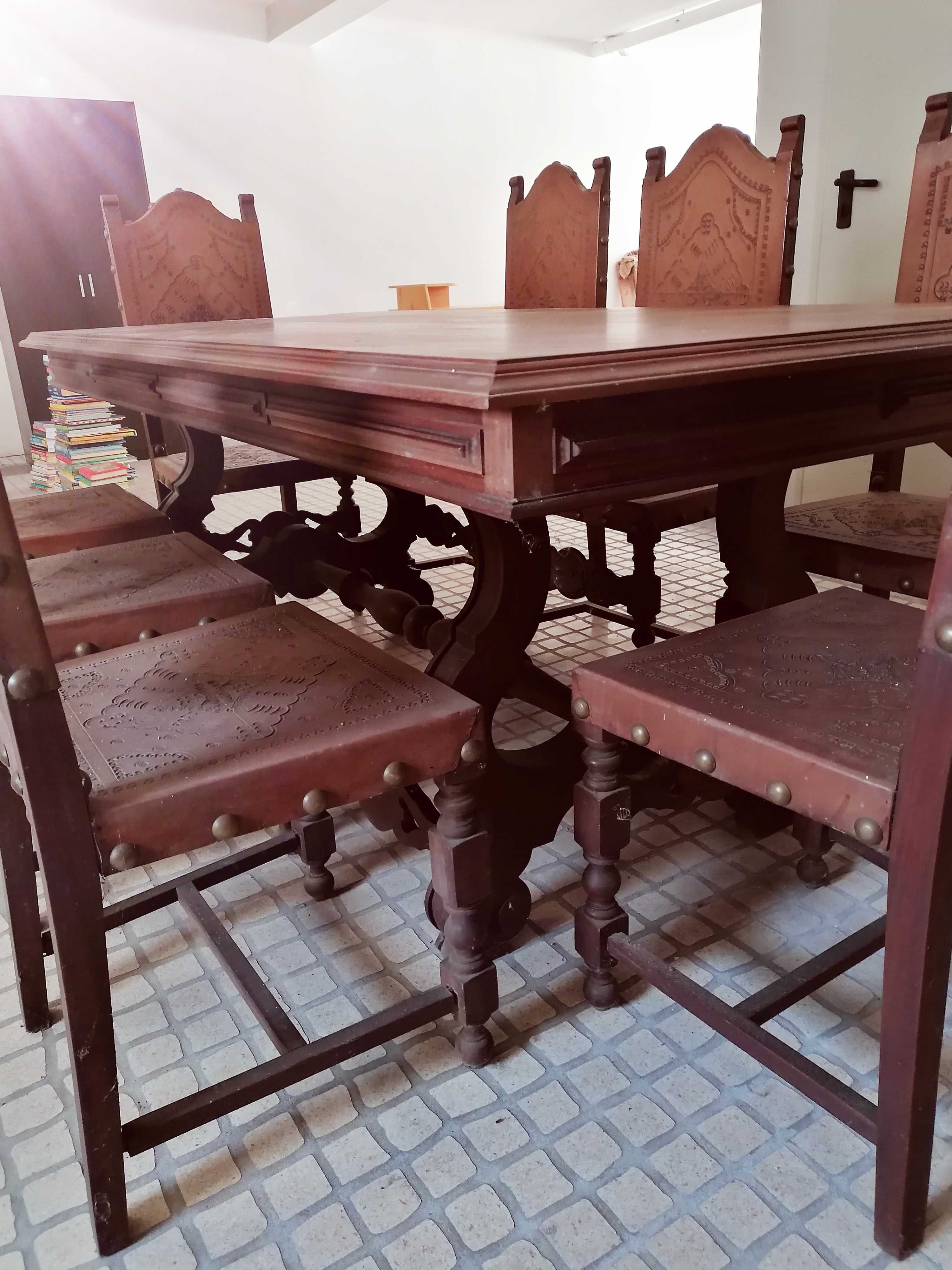 Conjunto de mesa e cadeiras