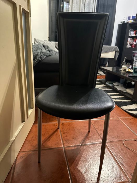 4 Cadeiras em Pele Usadas