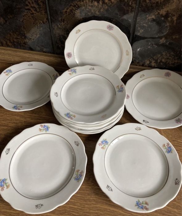 Тарелки глубокие 8 штук , новые .
