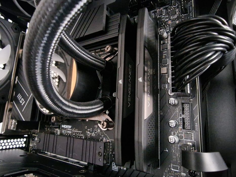 DESKTOP GAMING de alto desempenho i7 14700K 4070Ti Super - COMO NOVO
