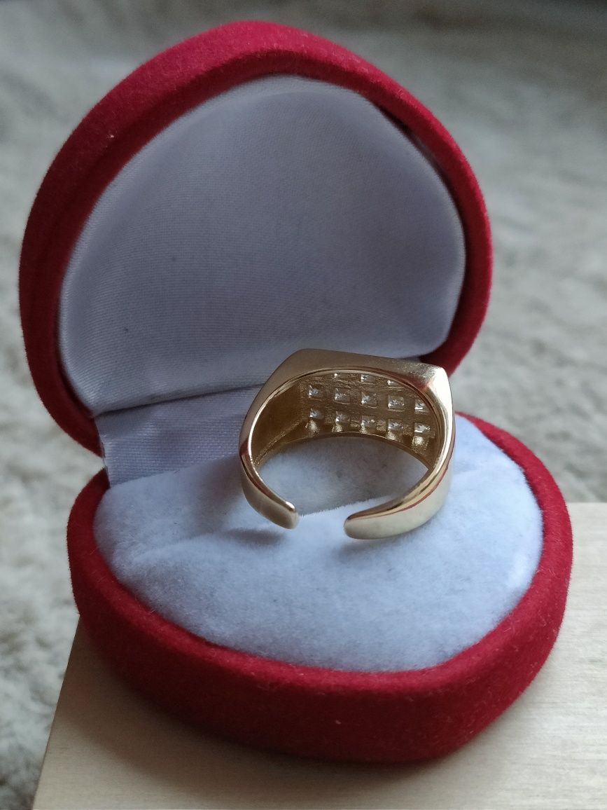Wyjątkowy prostokątny pierścionek z cyrkoniami 15 cyrkoni kolor złoty